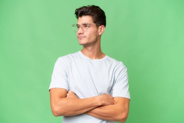 Genç, beyaz, yakışıklı, soyutlanmış bir geçmişi var. Yan tarafa bakıyor.