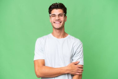 Kafkasyalı yakışıklı bir genç, izole bir geçmişle gülüyor.