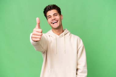 Kafkasyalı yakışıklı, soyutlanmış bir geçmişi var. Başparmakları havada. Çünkü iyi bir şey oldu.