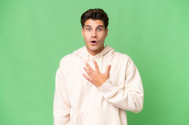 Kafkasyalı yakışıklı, soyutlanmış bir geçmişi var. Şaşırmış ve şaşırmış bir halde.