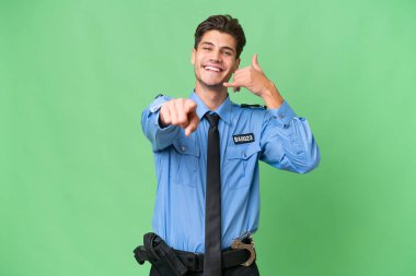 İzole edilmiş bir geçmişi olan genç bir polis memuru telefon hareketlerinde ve ön tarafı işaret ediyor.