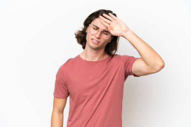 Beyaz arka planda izole edilmiş, yorgun ve hasta yüzlü genç bir adam.