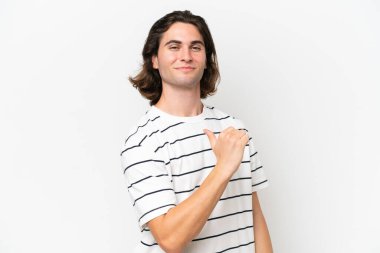 Beyaz arka planda soyutlanmış, gururlu ve kendini beğenmiş genç bir adam.