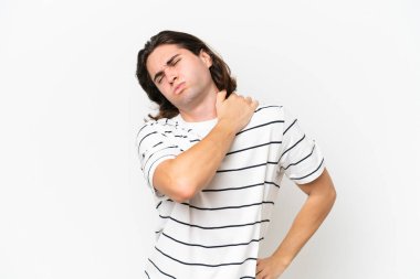 Genç ve yakışıklı bir adam beyaz arka planda izole edilmiş omuz ağrısından muzdarip olarak çabaladığı için