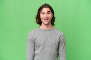 Yeşil krom arka planda yalıtılmış beyaz bir adam ve şaşırtıcı bir yüz ifadesi var.