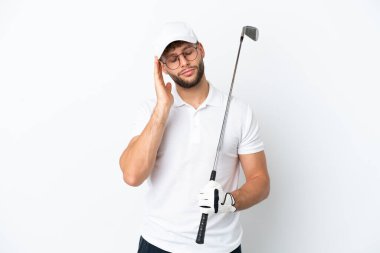Golf oynayan yakışıklı genç adam beyaz arka planda izole edilmiş, baş ağrısı var.