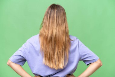 Arka planda izole edilmiş genç ve güzel bir kadın.