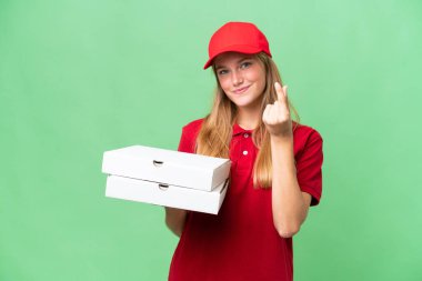 İş üniformalı beyaz pizzacı kadın izole arka planda pizza kutuları alıyor para hareketi yapıyor.