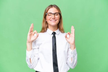 Zen pozuyla izole edilmiş genç beyaz kadın.