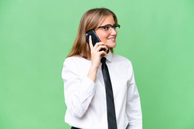 Tecrit edilmiş bir geçmişi olan beyaz bir kadın cep telefonuyla sohbet ediyor.