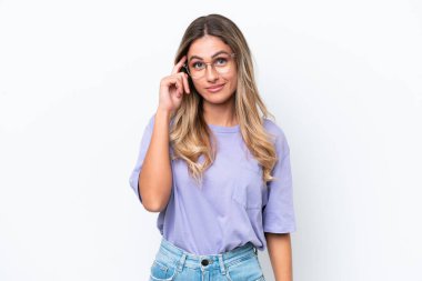 Genç Uruguaylı kadın beyaz arka planda izole edilmiş bir fikir düşünüyor.