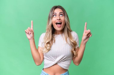 Genç Uruguaylı kadın izole edilmiş geçmişine şaşırmış ve işaret ediyor.