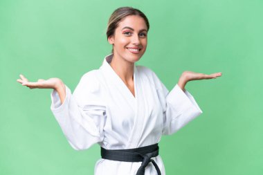 Genç Uruguaylı kadın şok olmuş yüz ifadesiyle karate yapıyor.