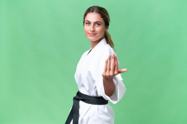 Genç Uruguaylı kadın, izole edilmiş arka planda. Davet edilmeye hazır. Gelmene sevindim.