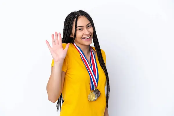 Menina Adolescente Com Tranças Medalhas Sobre Fundo Rosa Isolado Saudando — Fotografia de Stock