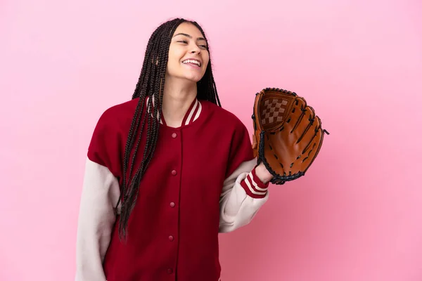 十代のプレーヤーとともに野球手袋隔離されたピンクの背景に見て側と笑顔 — ストック写真