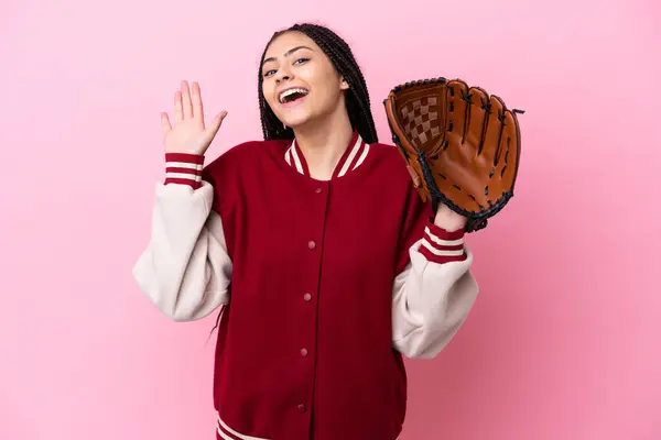 十代の選手とともに野球手袋ピンクの背景に隔離された幸せな表情で手で敬礼 — ストック写真
