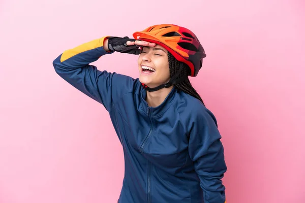 Tiener Fietser Meisje Geïsoleerd Roze Achtergrond Glimlachen Veel — Stockfoto