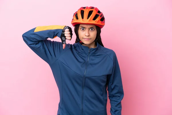 Tini Kerékpáros Lány Elszigetelt Rózsaszín Háttér Mutatja Hüvelykujj Lefelé Negatív — Stock Fotó
