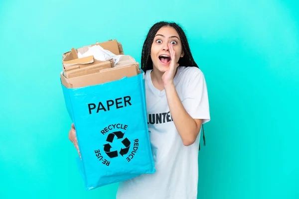 十代の女の子とともにBrids保持をバッグにリサイクル叫びと何かを発表 — ストック写真