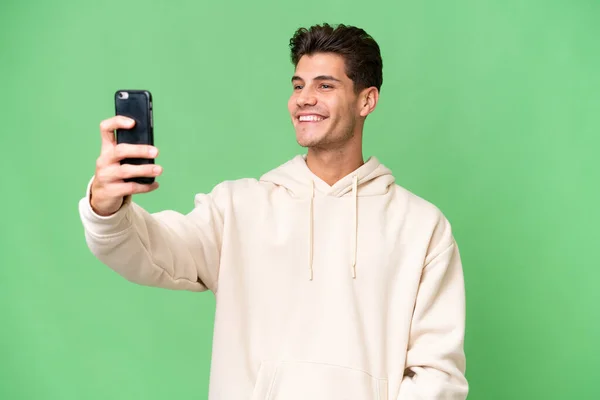 Junger Kaukasischer Gutaussehender Mann Vor Isoliertem Hintergrund Macht Ein Selfie — Stockfoto