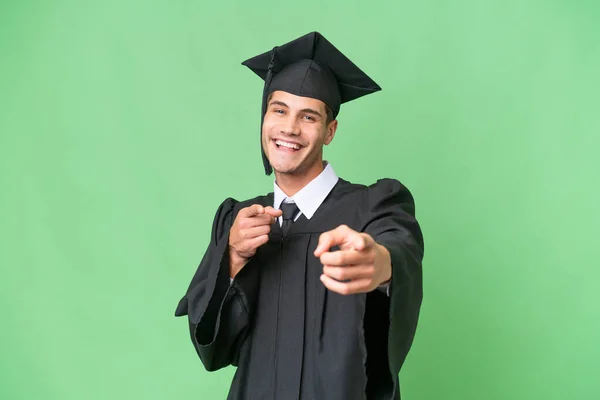 Jovem Graduado Universitário Caucasiano Sobre Fundo Isolado Apontando Para Frente — Fotografia de Stock