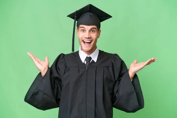 Νεαρός Απόφοιτος Πανεπιστημίου Καυκάσιος Άνδρας Απομονωμένο Φόντο Σοκαρισμένη Έκφραση Προσώπου — Φωτογραφία Αρχείου