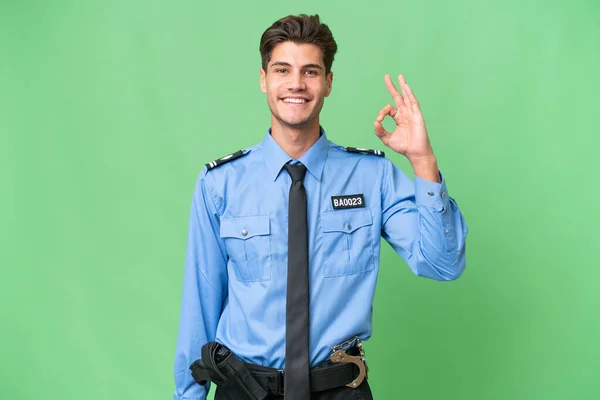 Młody Policjant Odosobnionym Tle Pokazuje Znak Palcami — Zdjęcie stockowe