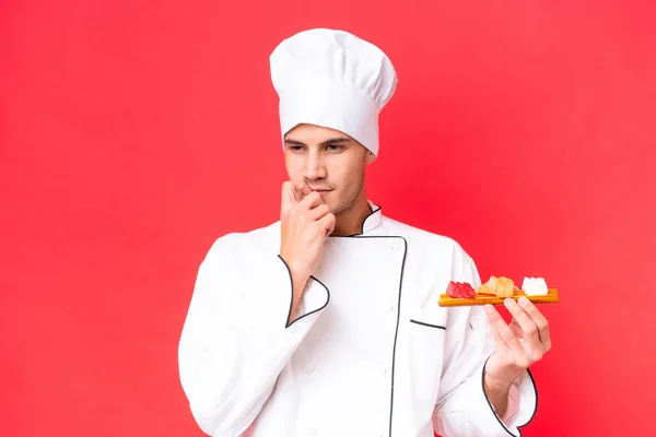 Jovem Chef Caucasiano Homem Segurando Sashimi Isolado Fundo Vermelho Com — Fotografia de Stock