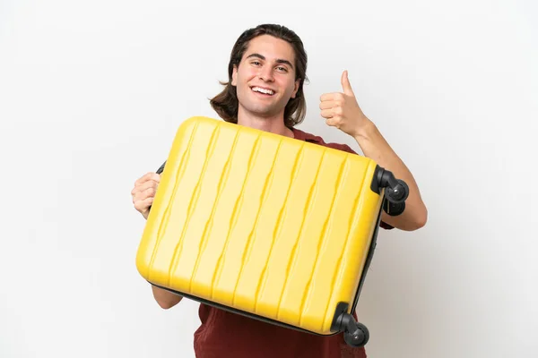 年轻英俊的男子穿着旅行手提箱 戴着大拇指 穿着白色背景的衣服外出度假 — 图库照片