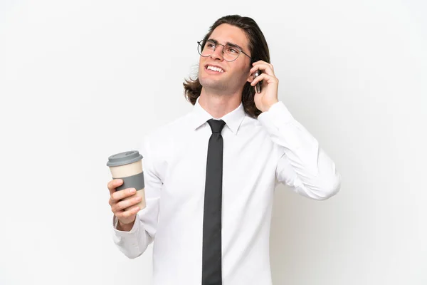 Biznes Przystojny Mężczyzna Odizolowany Białym Tle Trzymając Kawę Zabrania Telefon — Zdjęcie stockowe