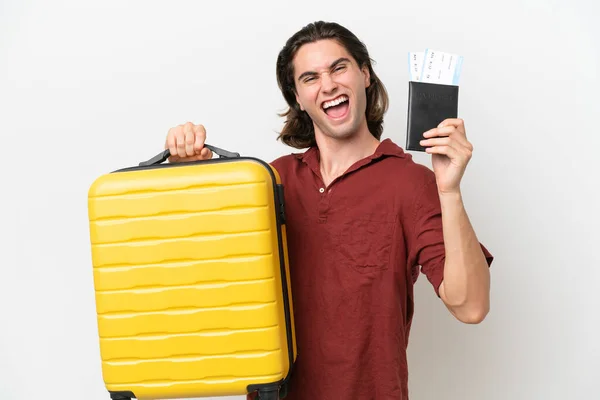 Νεαρός Όμορφος Άνδρας Απομονωμένος Λευκό Φόντο Διακοπές Βαλίτσα Και Διαβατήριο — Φωτογραφία Αρχείου
