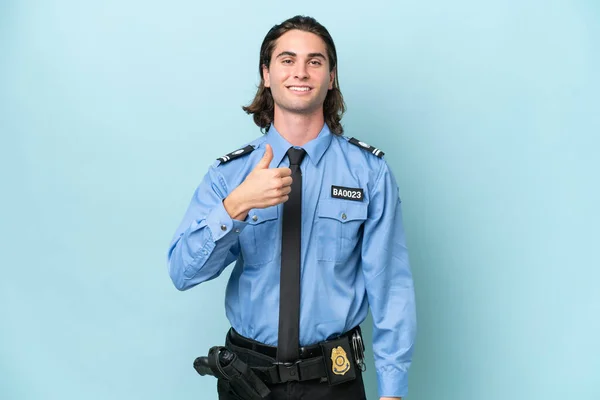 Joven Policía Caucásico Hombre Aislado Sobre Fondo Azul Dando Gesto —  Fotos de Stock