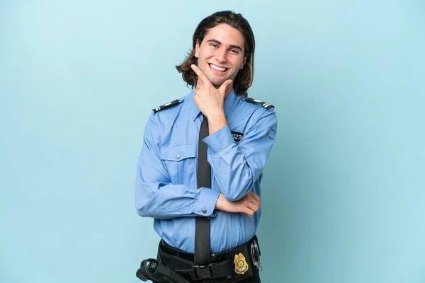 Joven Policía Caucásico Hombre Aislado Sobre Fondo Azul Sonriendo —  Fotos de Stock