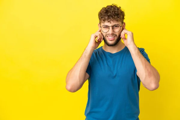 Young Handsome Caucasian Man Isolated Yellow Background Frustrated Covering Ears — Fotografia de Stock