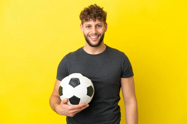 Όμορφος Νεαρός Ποδοσφαιριστής Απομονωμένος Κίτρινο Φόντο Έκφραση Έκπληξη Στο Πρόσωπο — Φωτογραφία Αρχείου