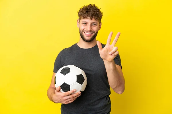 Όμορφος Νεαρός Ποδοσφαιριστής Απομονωμένος Κίτρινο Φόντο Χαρούμενος Και Καταμέτρηση Τρία — Φωτογραφία Αρχείου
