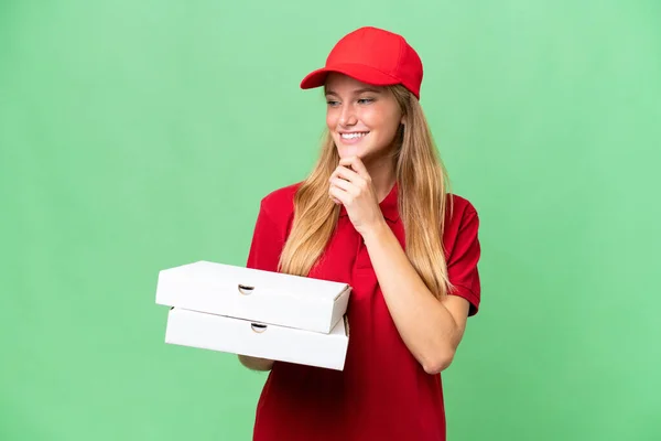 Młoda Kobieta Dostarczająca Pizzę Mundurem Roboczym Podnosząca Pudełka Pizzy Odizolowanym — Zdjęcie stockowe