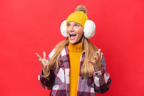 Ung Vacker Kvinna Bär Vinter Muffar Isolerad Röd Bakgrund Med — Stockfoto