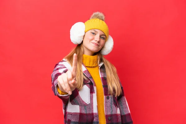 Ung Vacker Kvinna Bär Vinter Muffar Isolerad Röd Bakgrund Visar — Stockfoto