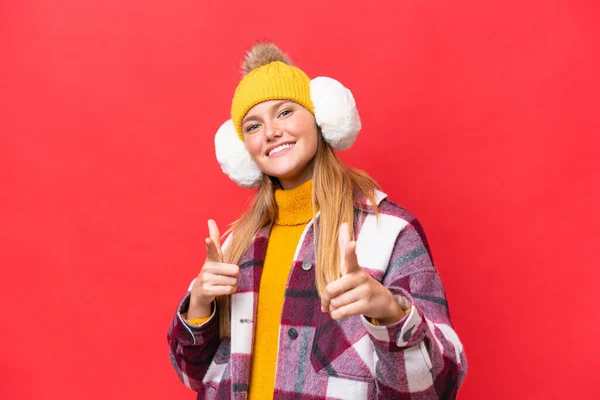 Ung Vacker Kvinna Bär Vinter Muffar Isolerad Röd Bakgrund Pekar — Stockfoto