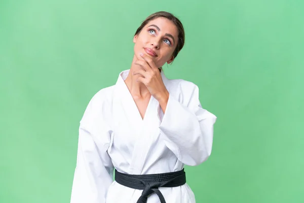 Joven Uruguaya Haciendo Karate Sobre Fondo Aislado Mirando Hacia Arriba — Foto de Stock