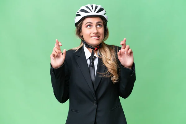 ビジネスウルグアイ女性身に着けていますヘルメットバイカー上の隔離された背景とともに指交差 — ストック写真