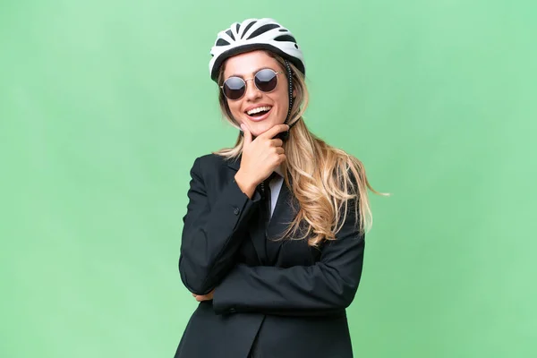 Biznes Urugwajska Kobieta Nosząca Kask Rowerzysta Odosobnionym Tle Okularami Uśmiechem — Zdjęcie stockowe