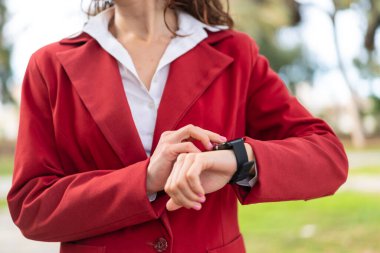 Spor saati olan beyaz bir kadın.