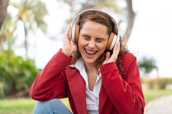 Νεαρή Καυκάσια Γυναίκα Εξωτερικούς Χώρους Ακούγοντας Μουσική — Φωτογραφία Αρχείου