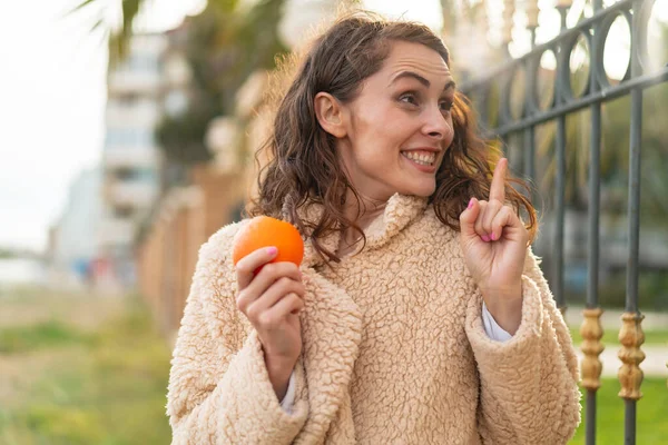 Junge Kaukasische Frau Hält Draußen Eine Orange Der Absicht Die — Stockfoto