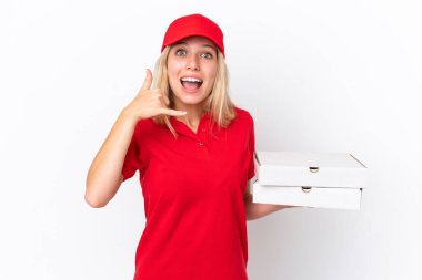 Beyaz arka planda pizza taşıyan teslimatçı kadın telefon jesti yapıyor. Bana geri dönüş işareti ver.