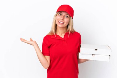 Beyaz arka planda izole edilmiş pizzaları tutan teslimatçı kadın davet edilmek için ellerini yana uzatıyor.