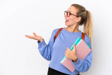 Beyaz arka planda beyaz tenli, beyaz bir kadın öğrenci. Sürpriz bir ifadeyle yan tarafa bakıyor.